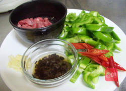 豆鼓青椒炒牛肉的做法图解1