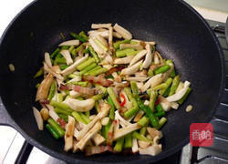 蒜辣芦笋炒菇条的做法图解4