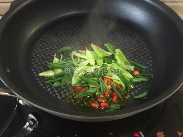 橄榄油入炒锅烧热，下蒜、姜、红辣椒爆香；