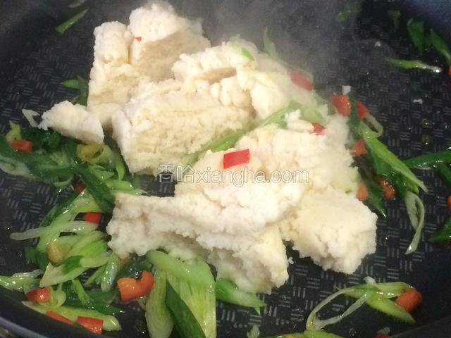 下豆渣，加入适量生抽和盐翻炒至豆渣略干，加入鸡蛋，待用。