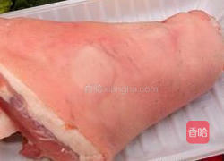 冰糖肘子的做法图解1