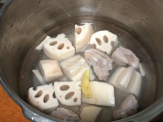 将所有食材放入压力锅内，加入400ml清水。上炉加热。
