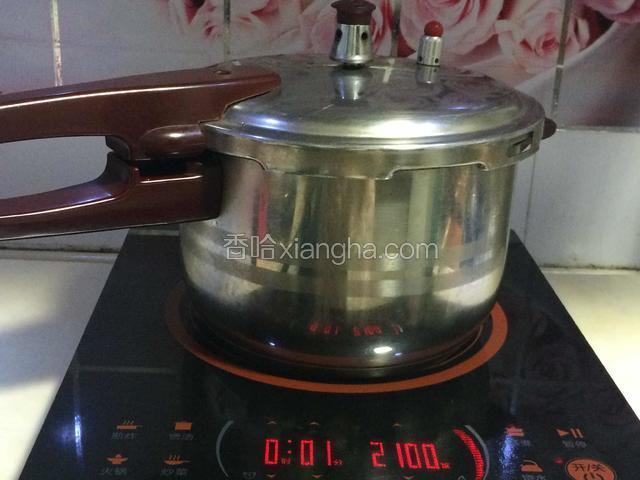 待压力锅上气。用中火烧制15分钟。