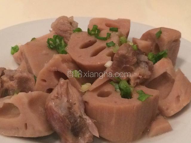 撒上葱花。莲藕炆肉就做好了。