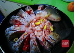 铁锅焖鲤鱼的做法图解1