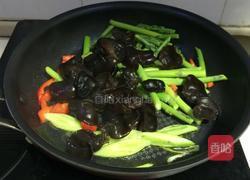 芦笋炒黑木耳的做法图解2
