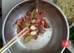 油炸香叶白芷猪肉的做法图解1