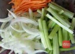 香辣什锦炒方便面的做法图解1