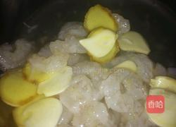 西芹炒虾仁的做法图解1