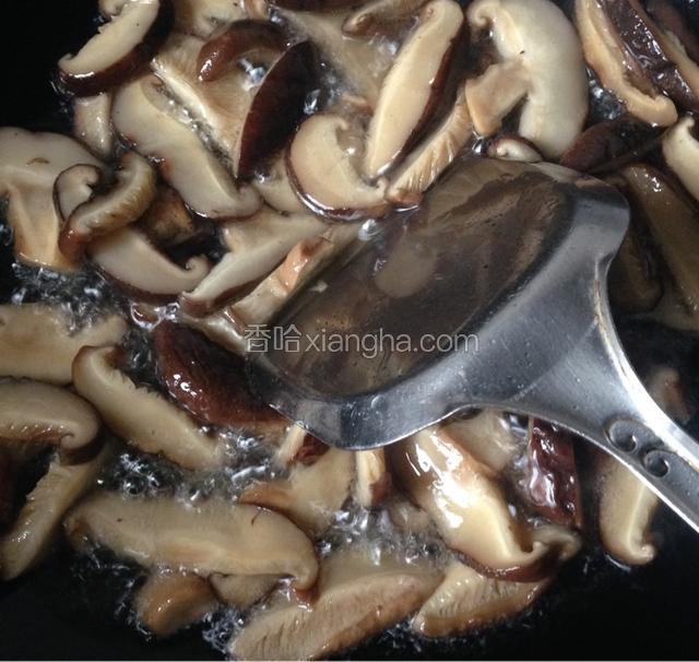 打卤面浇头做法：
炒锅里加入适量食用油，油温七成，倒入切成片的香菇，炒香。炒的时候可以加入适量的水，多炒一会儿。这样可以稍微把香菇的香味煮出来。
