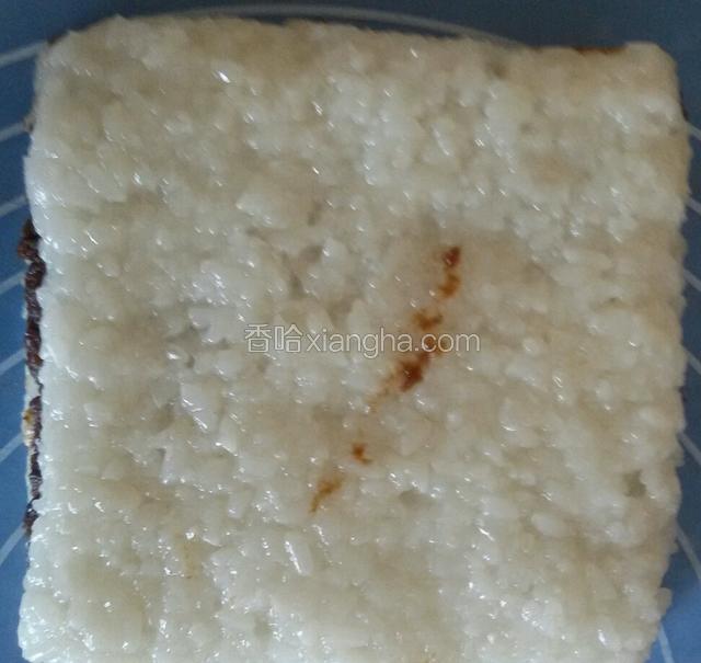 取第二块糯米放在红豆馅上面
