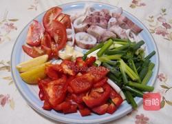 番茄炒墨鱼的做法图解1