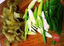 快炒鱼皮的做法图解1