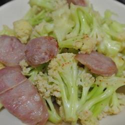 白花椰菜炒香肠的做法[图]