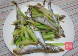 芹菜清炒柳叶鱼的做法图解6