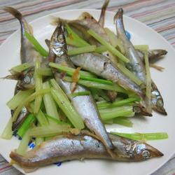 芹菜清炒柳叶鱼的做法[图]