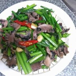 韭菜花炒鸡胗的做法[图]