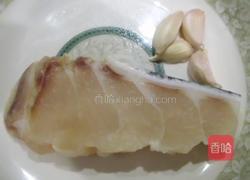 蒜香干煎石斑鱼的做法图解1