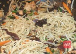 黑蒜什锦炒面的做法图解4