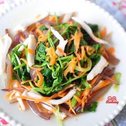 芹叶炒蕈丝的做法[图]