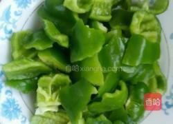 肉片炒大椒。的做法图解1