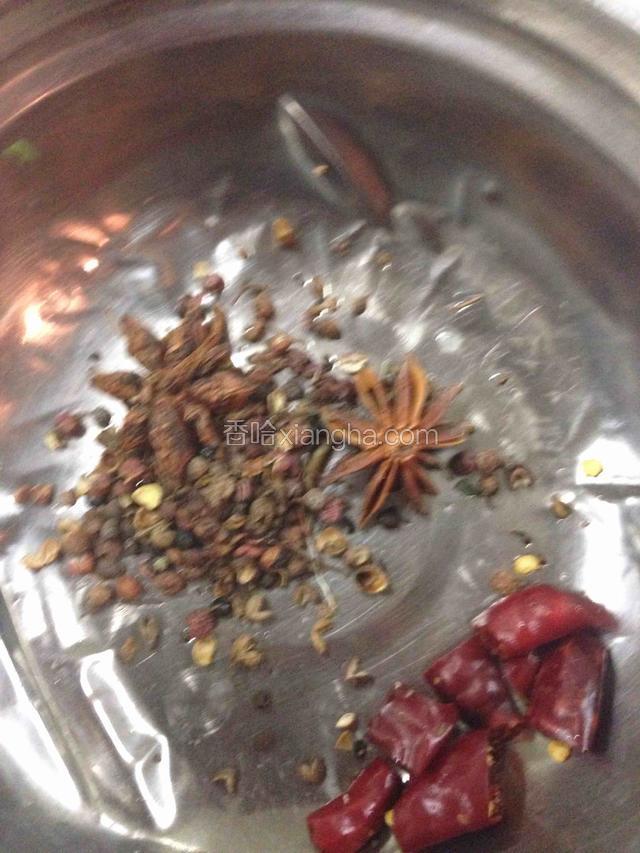 花椒，八角，干辣椒，准备好备用