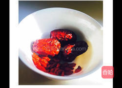 红枣枸杞山药排骨汤的做法图解2