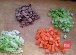 蔬菜丁酱油炒饭。的做法图解1