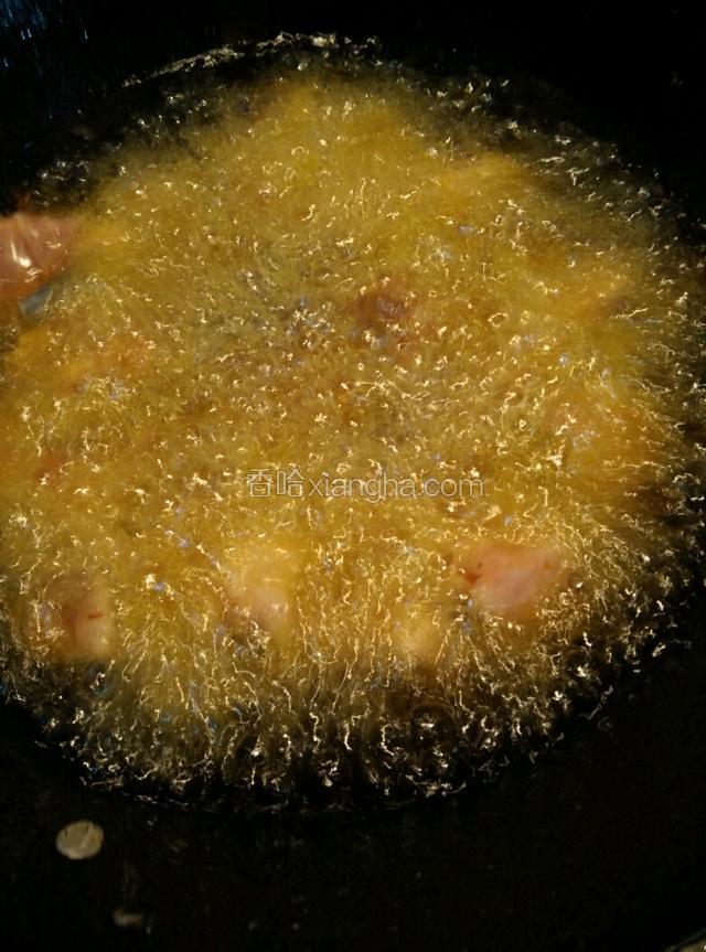 大火将油热至8成，然后用筷子将腌好的鱼块一一夹到油里，继续用大火炸。