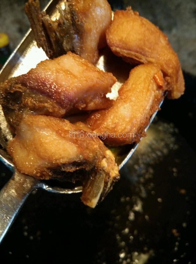 这时候观察油冒泡程度，将火调至中火，至鱼块炸成金黄色，捞出。