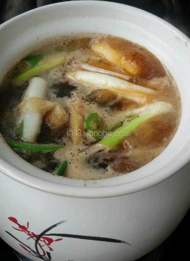 下入调味料后在次开锅闻到香味盖上盖改小火炖1小时40分钟熟了。肉烂香味扑鼻。