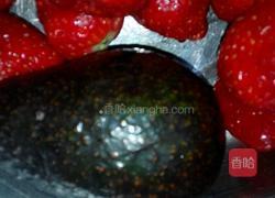 牛油果拌草莓的做法图解1