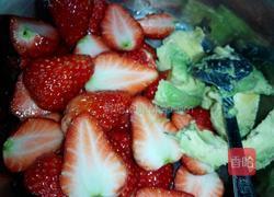 牛油果拌草莓的做法图解3