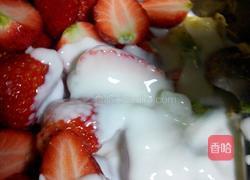 牛油果拌草莓的做法图解4