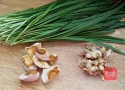 韭菜海鲜包子。的做法图解1