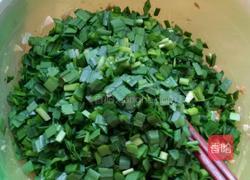 韭菜海鲜包子。的做法图解3