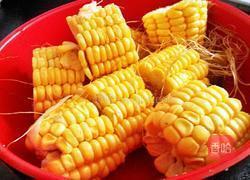 玉米排骨汤的做法图解1