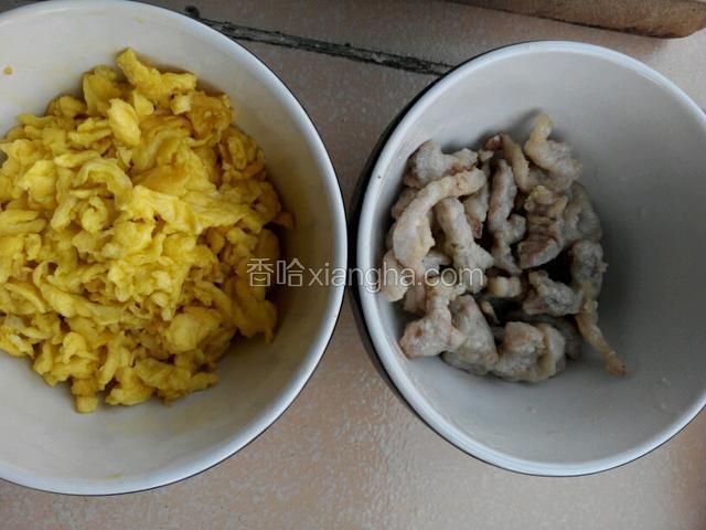 肉丝入温油滑熟，鸡蛋炒碎