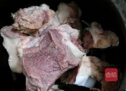 大骨煲茶树菇的做法图解1