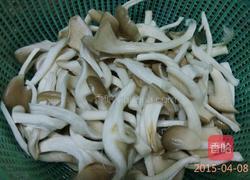 平菇炒肉的做法图解1