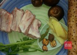 香菇山药排骨汤的做法图解1