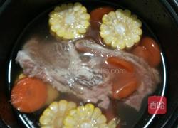 玉米胡萝卜排骨汤的做法图解2
