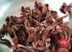 东北蘑菇猪肉炖粉条的做法图解1