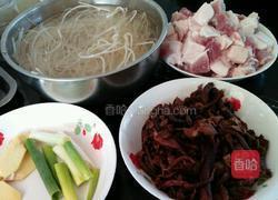 东北蘑菇猪肉炖粉条的做法图解2