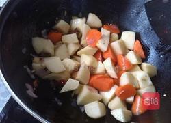 土豆胡萝卜烧肉的做法图解3