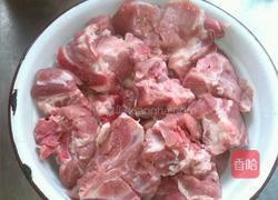 番茄炖排骨的做法图解1