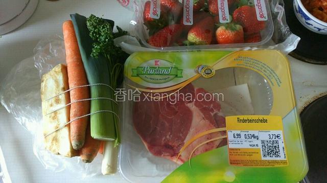 去超市买了这些东西，左边是专门做汤用的，右边盒子里是牛腿切片