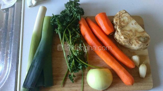 准备好做汤用的辅料，如图:大葱，胡萝卜，芹菜根，香芹，洋葱，蒜