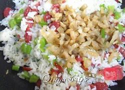 腊肠苦瓜炒米饭的做法图解8