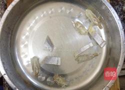 咸鱼茄子煲的做法图解1